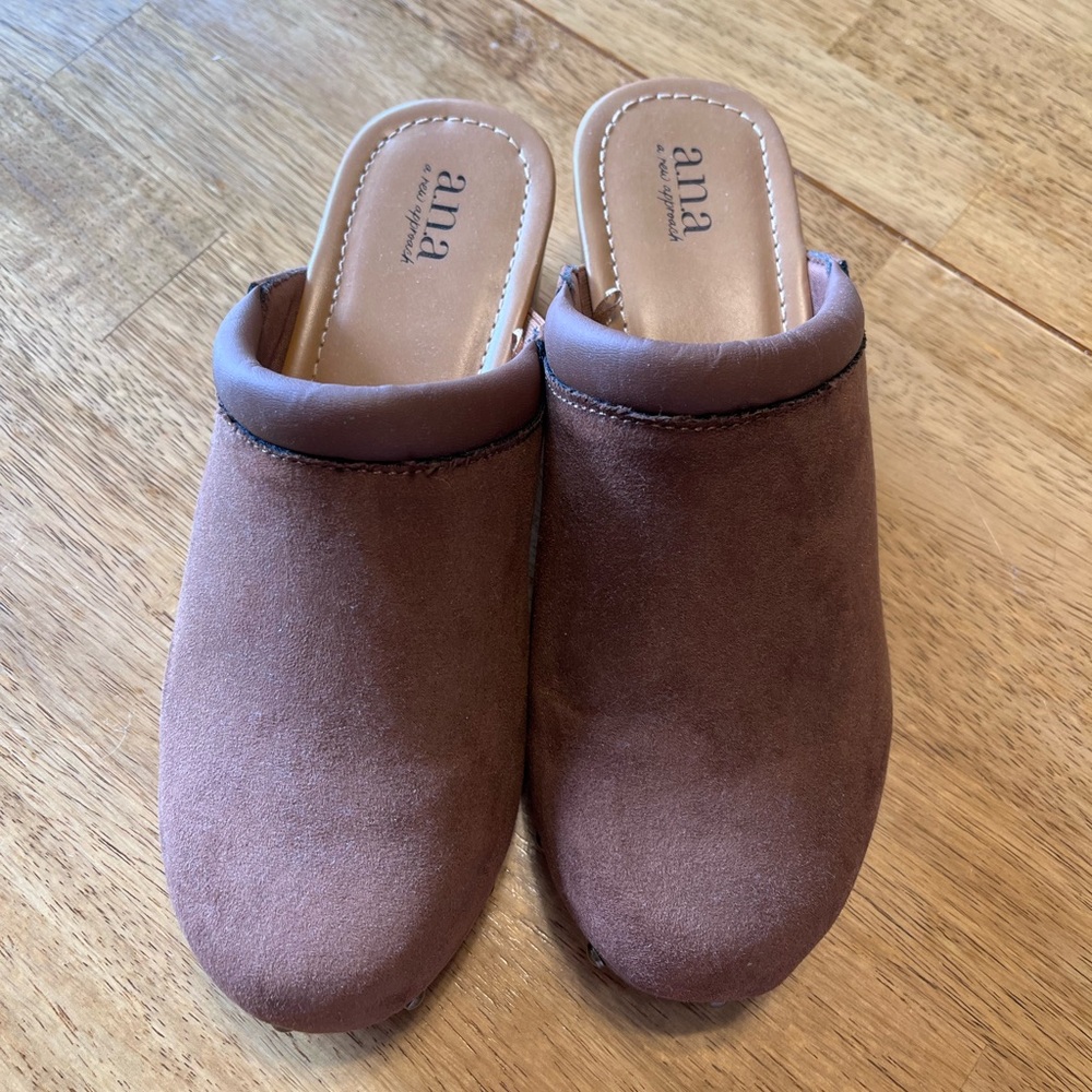 Women’s brown clogs - Picture 2 of 5